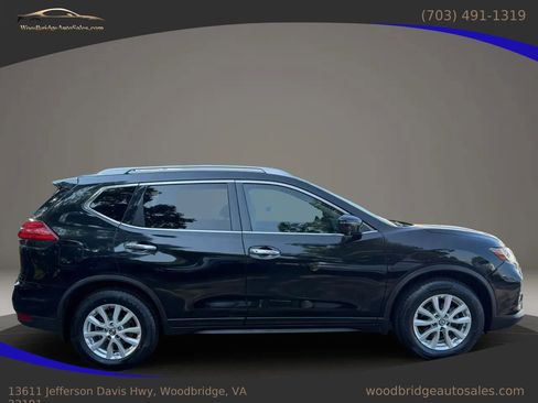 Used 2017 Nissan Rogue SV w/ SV Premium Package FWD image 2