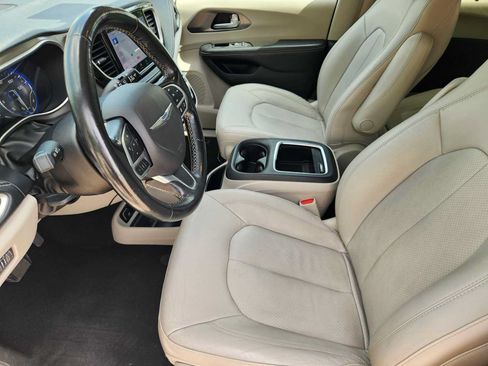 Used 2021 Chrysler Pacifica Touring-L FWD image 12