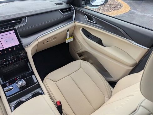 New 2025 Jeep Grand Cherokee L Limited w/ Luxury Tech Group II image 20