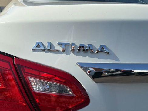 Used 2017 Nissan Altima 2.5 S w/ Interior Lighting Package FWD image 10