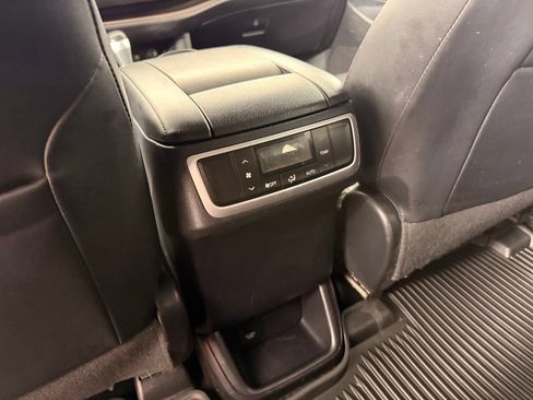 Used 2018 Toyota Highlander XLE AWD/4WD image 17