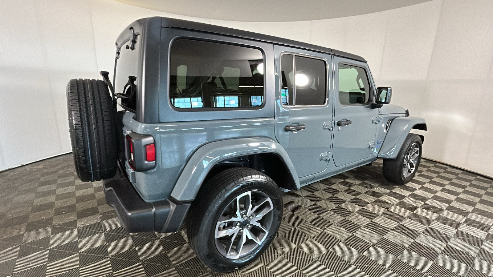Used 2024 Jeep Wrangler Unlimited w/ Convenience Group AWD/4WD image 3
