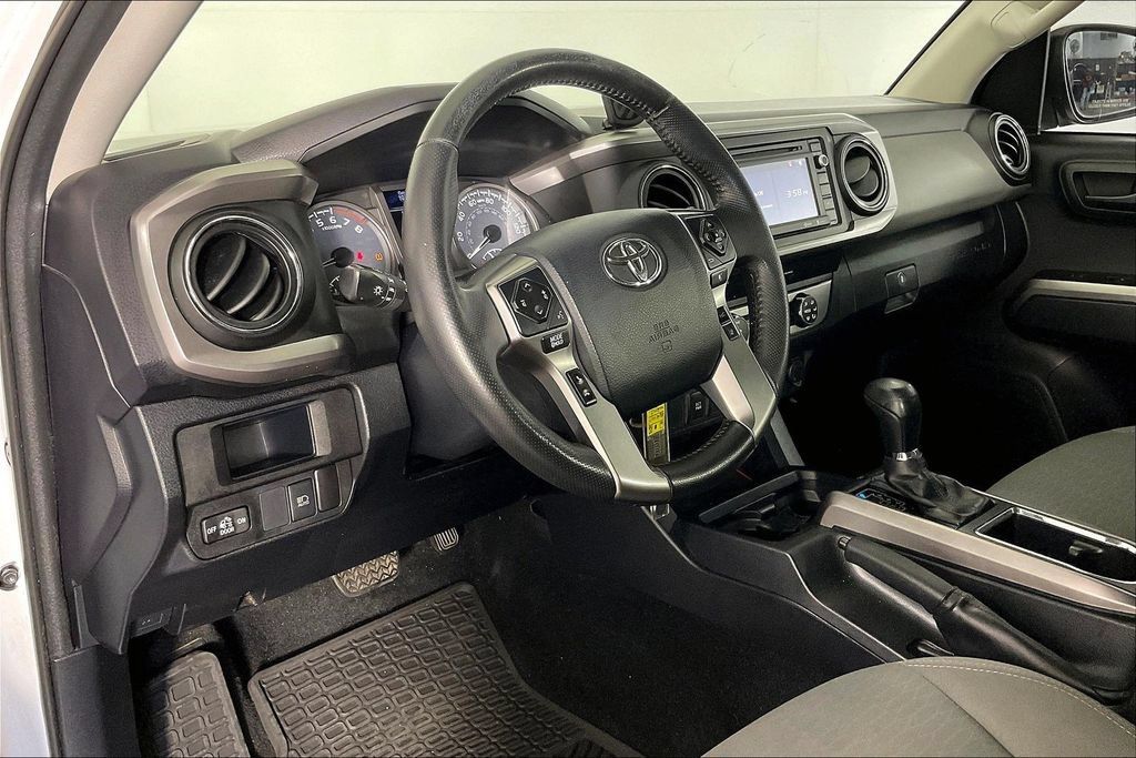Used 2019 Toyota Tacoma SR5 AWD/4WD image 15