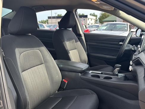 Used 2025 Nissan Altima 2.5 SV FWD image 27