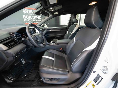 Used 2025 Toyota Camry SE FWD image 9