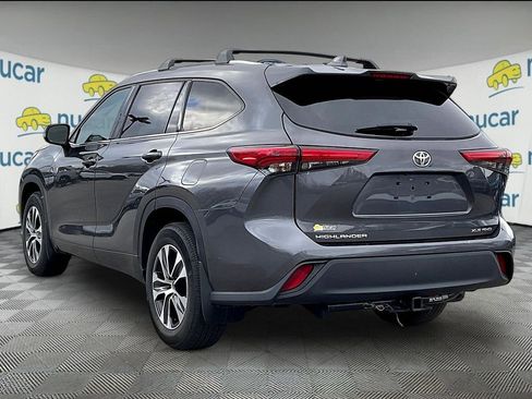 Used 2021 Toyota Highlander XLE AWD/4WD image 4