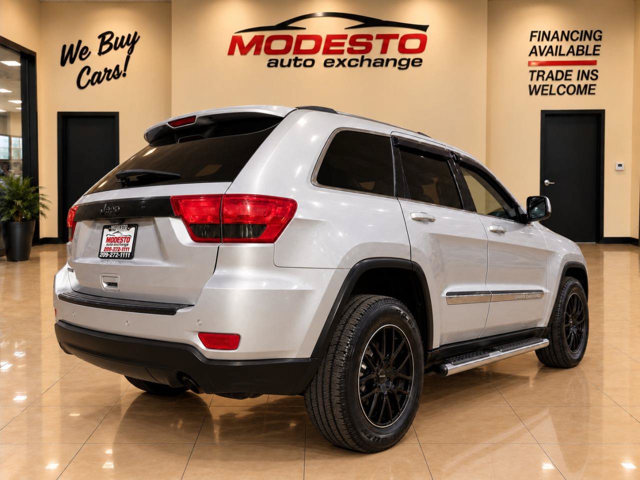 Used 2012 Jeep Grand Cherokee Laredo RWD image 3