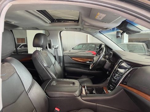 Used 2018 Cadillac Escalade ESV Luxury image 34