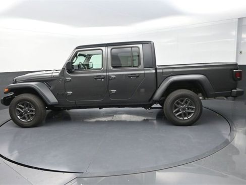 New 2025 Jeep Gladiator Sport image 4