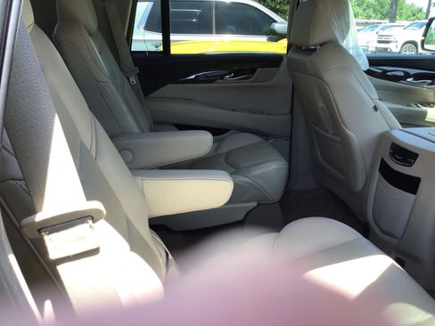 Used 2020 Cadillac Escalade Luxury RWD image 5