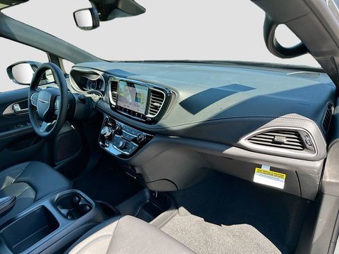 New 2026 Chrysler Pacifica Select image 29