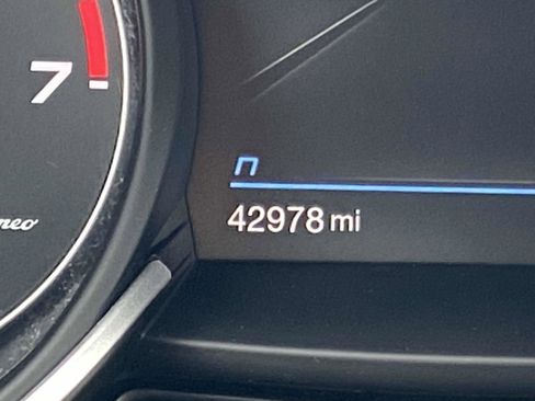 Used 2022 Alfa Romeo Stelvio Veloce image 3