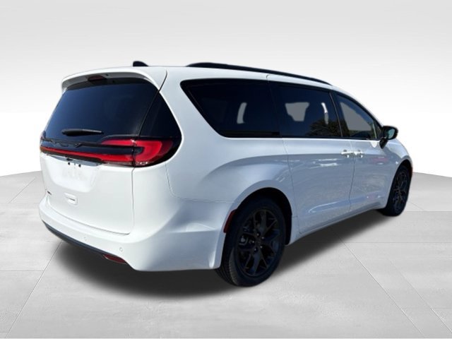 New 2027 Chrysler Pacifica Select FWD image 16