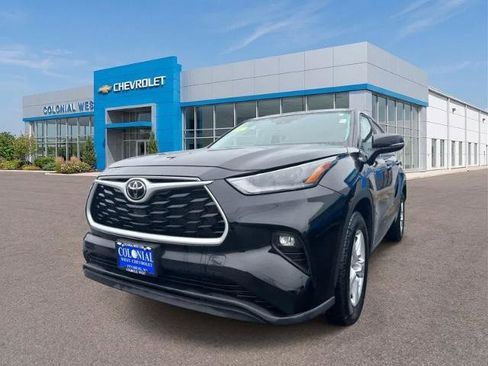 Used 2023 Toyota Highlander LE FWD image 2