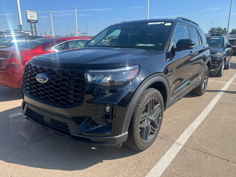 Used 2025 Ford Explorer ST-Line w/ ST-Line Street Pack AWD/4WD image 5