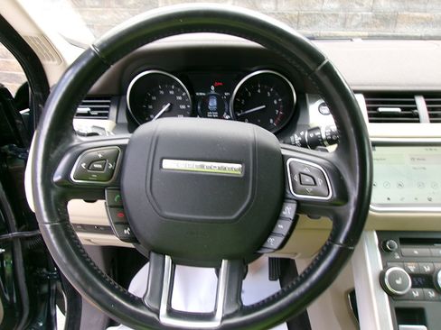 Used 2017 Land Rover Range Rover Evoque SE image 17