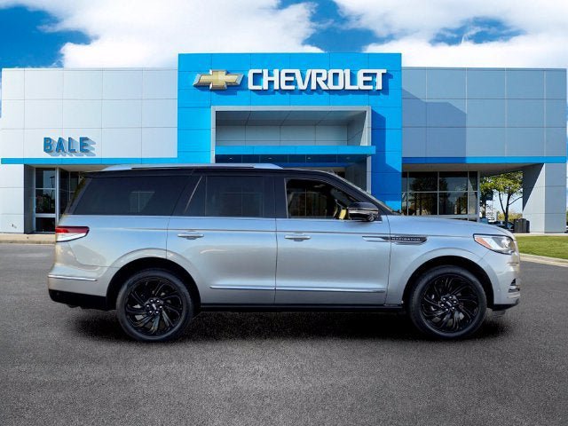 Used 2023 Lincoln Navigator Reserve AWD/4WD image 2