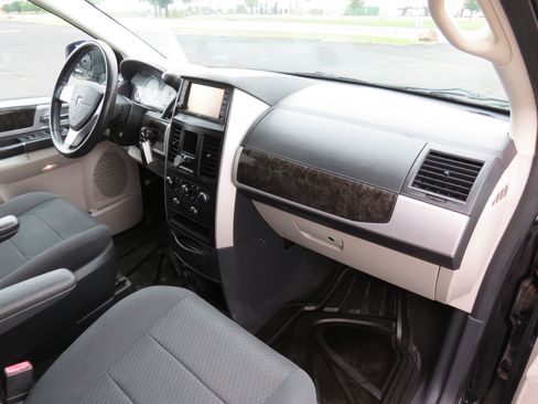 Used 2010 Dodge Grand Caravan SXT w/ Trailer Tow Group FWD image 29
