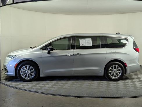 Used 2024 Chrysler Pacifica Touring-L image 3