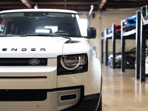 Used 2020 Land Rover Defender 110 image 21