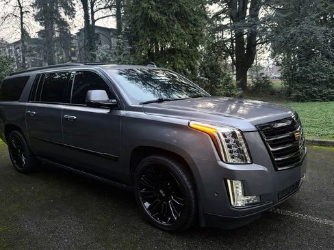 Used 2018 Cadillac Escalade ESV Platinum image 3