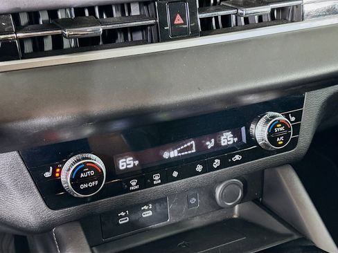 Used 2025 Mitsubishi Outlander SE image 24