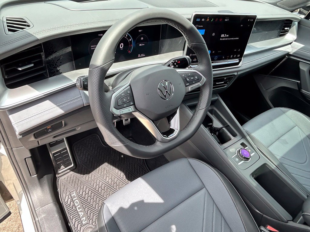 New 2026 Volkswagen Tiguan SE R-Line FWD image 17