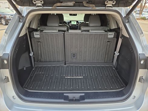 Used 2023 Toyota Highlander XLE image 12