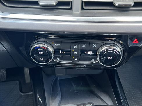 Used 2025 Chevrolet Trax ACTIV w/ Sunroof Package image 29