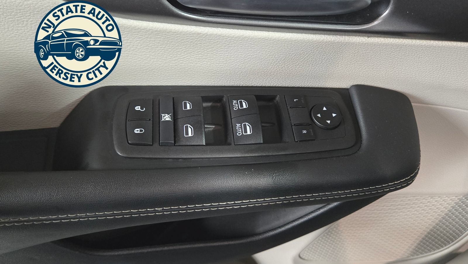 Used 2024 Chrysler Pacifica Limited FWD image 23