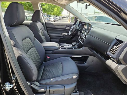 Used 2025 Nissan Pathfinder S AWD/4WD image 19