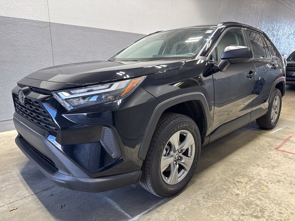 Used 2025 Toyota RAV4 LE AWD/4WD image 4