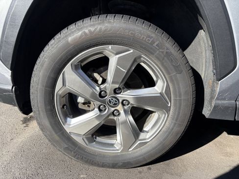 Used 2021 Toyota RAV4 XLE Premium image 8