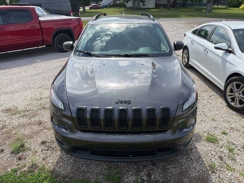 Used 2016 Jeep Cherokee Sport FWD image 2