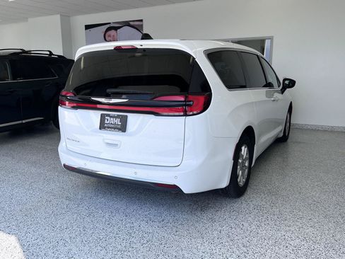 Used 2024 Chrysler Pacifica Touring-L FWD image 16