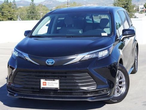 Certified 2024 Toyota Sienna LE FWD image 5