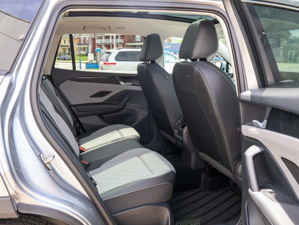 Certified 2025 Volkswagen Tiguan SE w/ Panoramic Sunroof Package AWD/4WD image 31