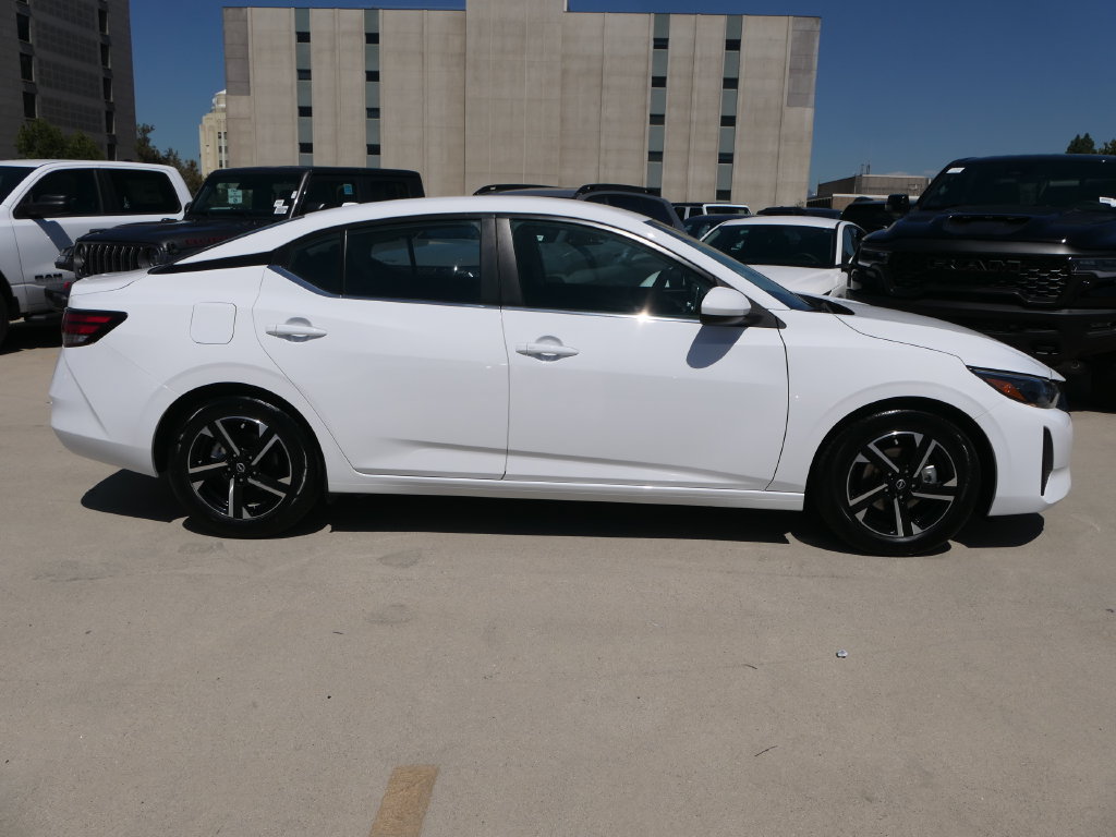 Used 2024 Nissan Sentra SV FWD image 2