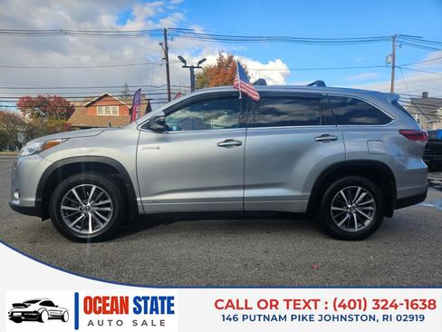 Used 2017 Toyota Highlander XLE image 2