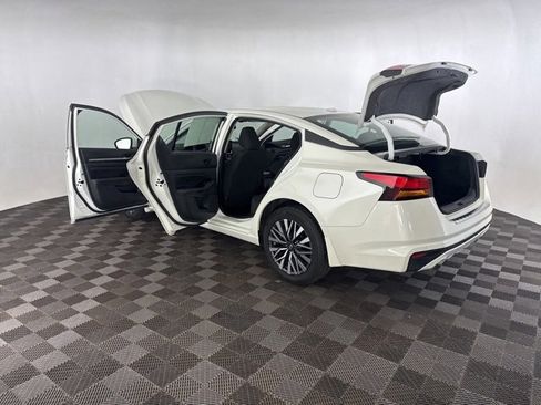 Used 2023 Nissan Altima 2.5 SV w/ SV Premium Package image 16