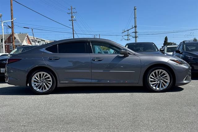 Used 2021 Lexus ES 300h w/ Accessory Package FWD image 2