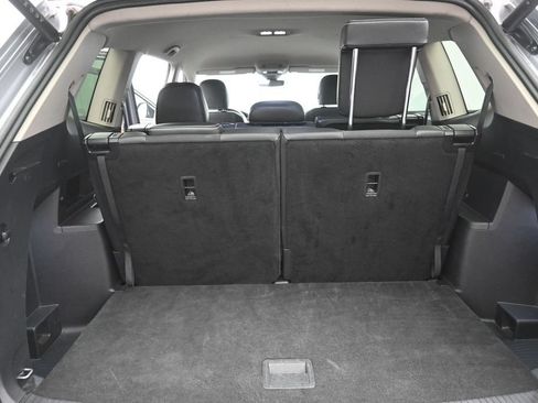 Used 2025 Volkswagen Atlas SE AWD/4WD image 2