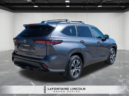 Used 2024 Toyota Highlander XLE image 5