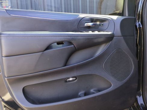 Used 2014 Dodge Grand Caravan SXT image 12