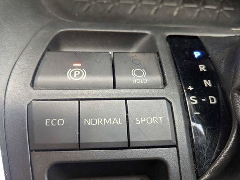 Used 2019 Toyota RAV4 LE FWD image 26