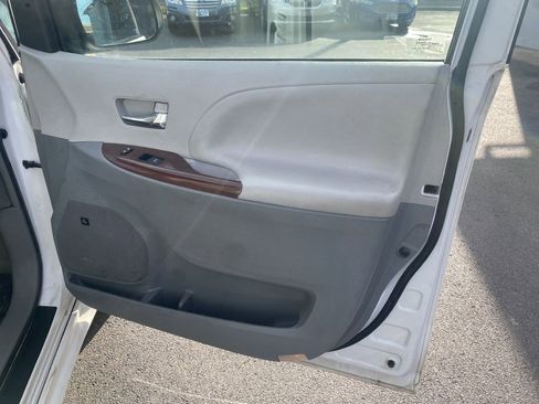 Used 2012 Toyota Sienna XLE image 21