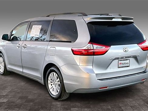 Used 2017 Toyota Sienna XLE image 4