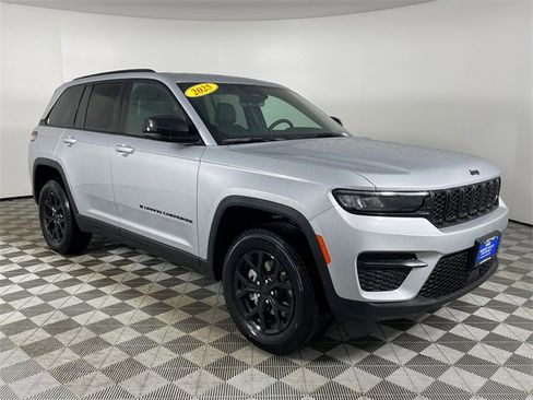 New 2025 Jeep Grand Cherokee Altitude image 7