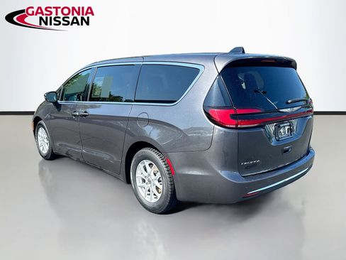 Used 2023 Chrysler Pacifica Touring-L FWD image 6