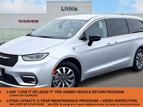 Used 2024 Chrysler Pacifica Select image 1